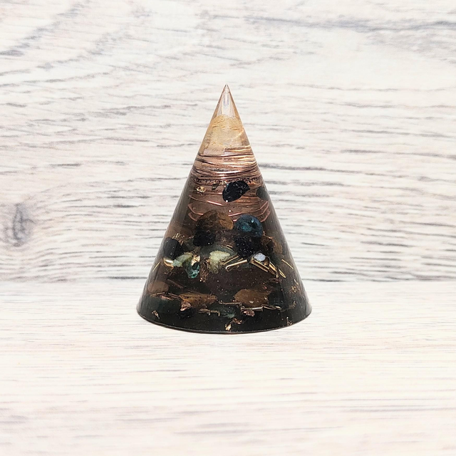 Petite orgonite pyramide conique abondance 