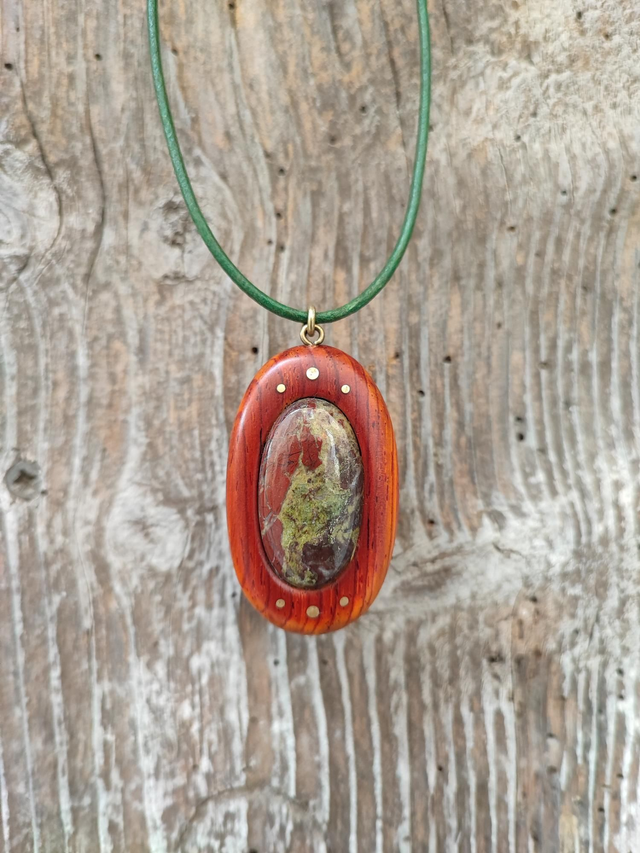 Pendentif en Bois de Cocobolo, Laiton, Jaspe Sang de Dragon et Cordon Cuir