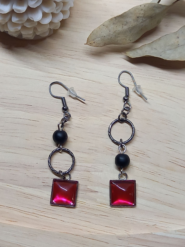 Boucles d&#039;oreilles asymétriques - cabochon carré rouge fuchsia /  cercle texturé métal noir / perle noire / argenté noir