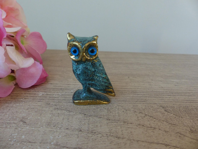 Figurine Miniature Hibou en Laiton aux Yeux Bleus – Sculpture Vintage d’Art Grec, Symbole de Sagesse et Porte-Bonheur