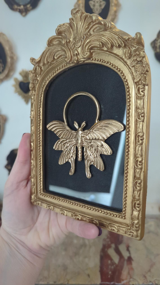 Cadre en arche dorée - papillon de nuit