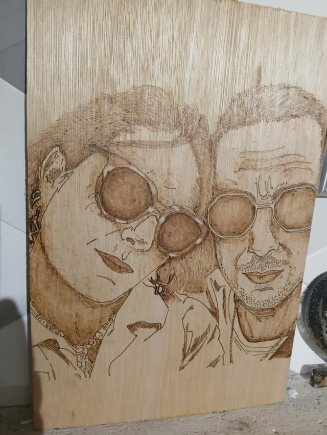 Portrait pyrogravé à la main sur bois – Création artisanale ELLUMINE