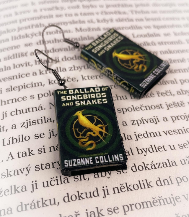 Náušnice mini knížky Balada o ptácích a hadech