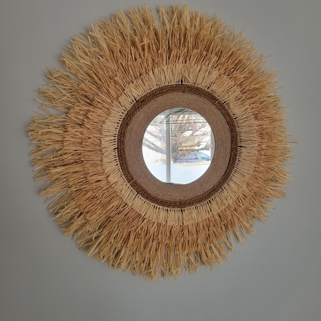 Grand miroir en raphia.