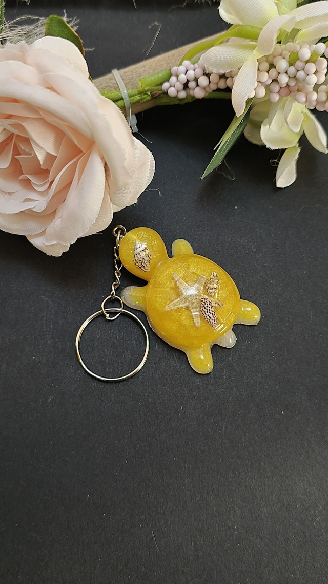 Portes clés tortue jaune avec différentes finition ( Coquillages, Fleurs etc...)