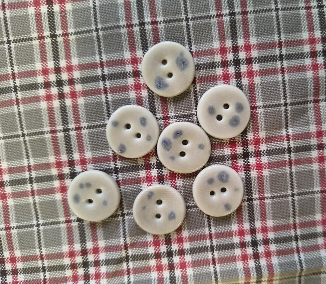 Boutons crème tâchetés