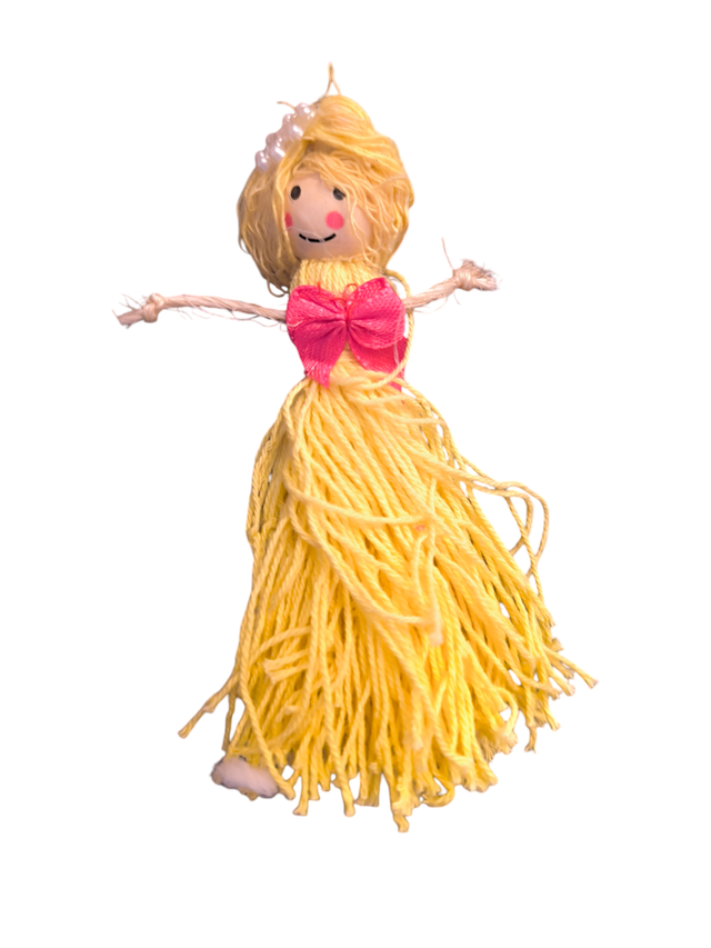 Poupée en laine pompon jaune