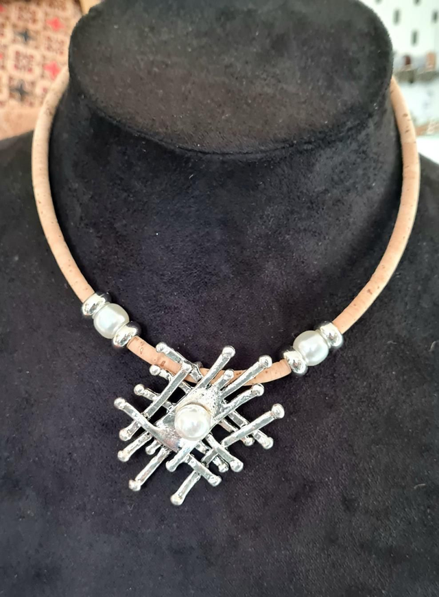Collier tour de cou en liège naturel épais avec perles nacre et pendentif métal 