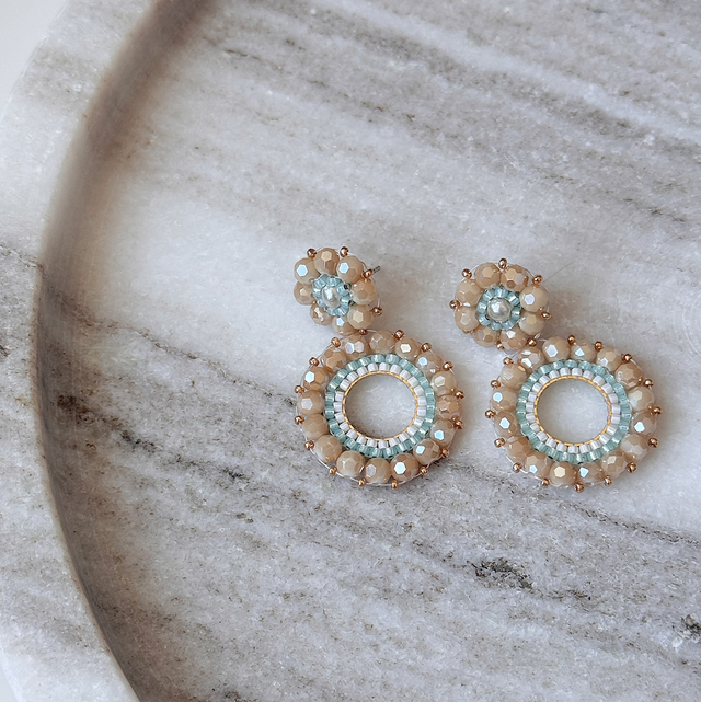 Handgenähte Ohrringe kleine beige/türkis