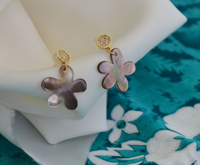 Boucles d'oreilles - clou brillant acier inoxydable - fleur nacre 1,5 cm