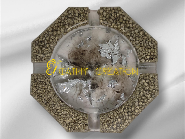 Cendrier avec inclusion de petites pierres et fond effet fumée 