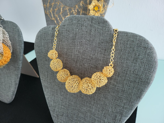 Collar esferas tejidas