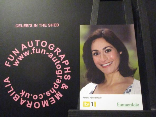 Georgia Slowe (Perdita Hyde-Sinclair) Original Emmerdale Yellow &amp; White Itv1 Logo Cast Card