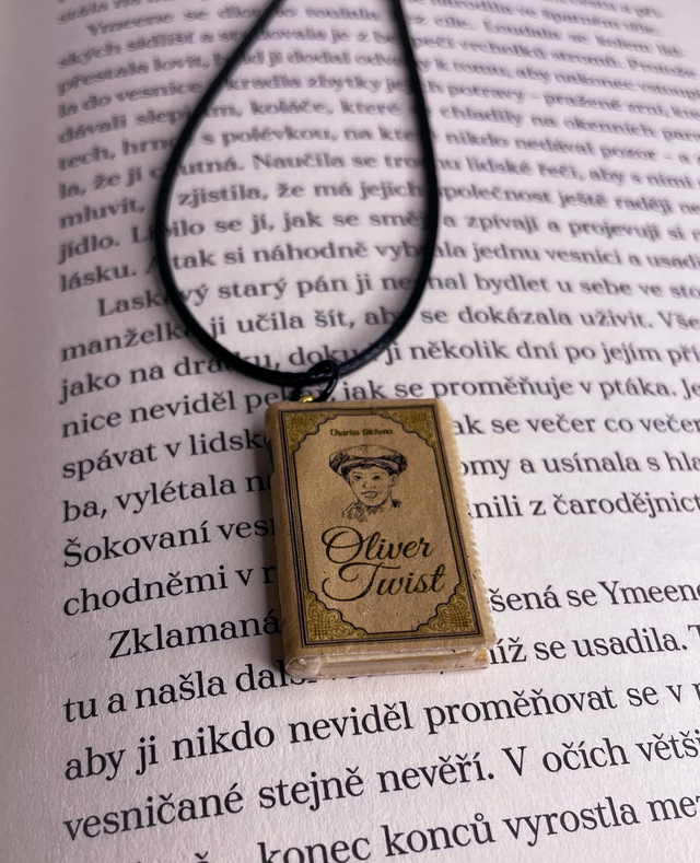 Náhrdelník mini knížka Oliver Twist