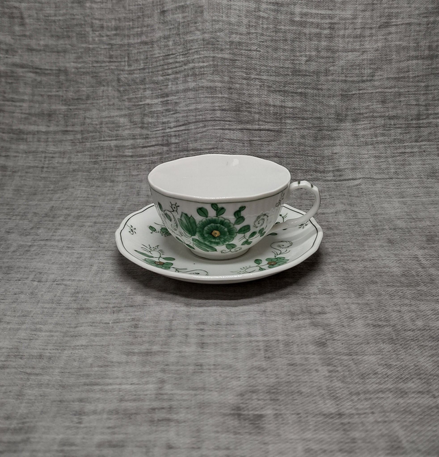 August Warnecke | Kop (diameter 9 | hoogte 5 cm) en Schotel (diameter 13 | hoogte 2 cm) handgeschilderd porselein &#039;Nikko Grun&#039; | Vintage