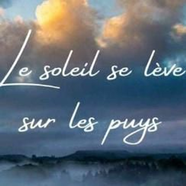 Le soleil se lève sur les puys