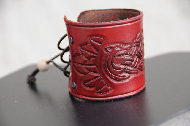 Bracelet en cuir tannage végétale fait main français, pour poignet, teint à la main et repoussage cuir (7)