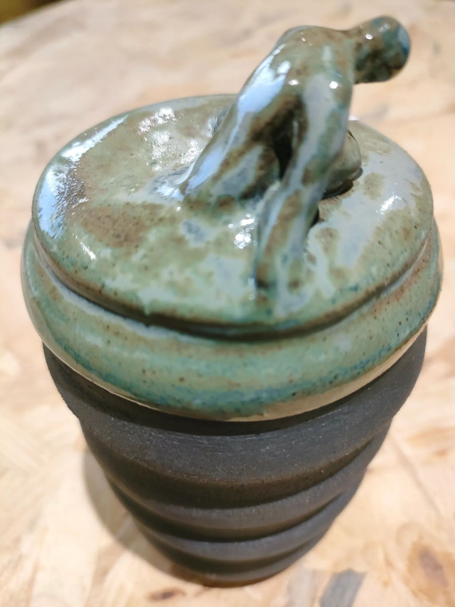 Emergence – boîte en grès noir avec sculpture humaine – céramique expressive modelée à la main