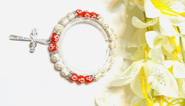 Faith in Red” – Handgemaakte Armband met Zilveren Kruisbedel & Spirituele Symboliek