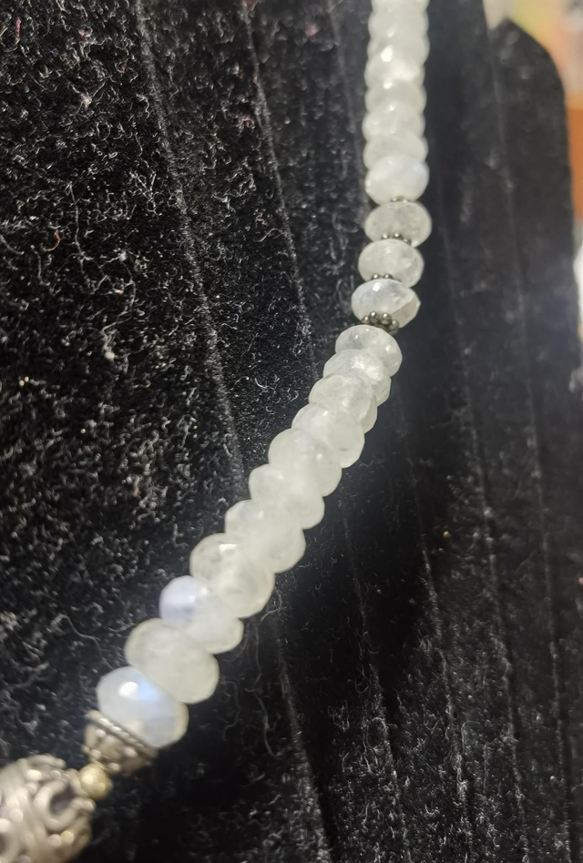 Collier de perles facettées en pierre de lune - suivre le Flux