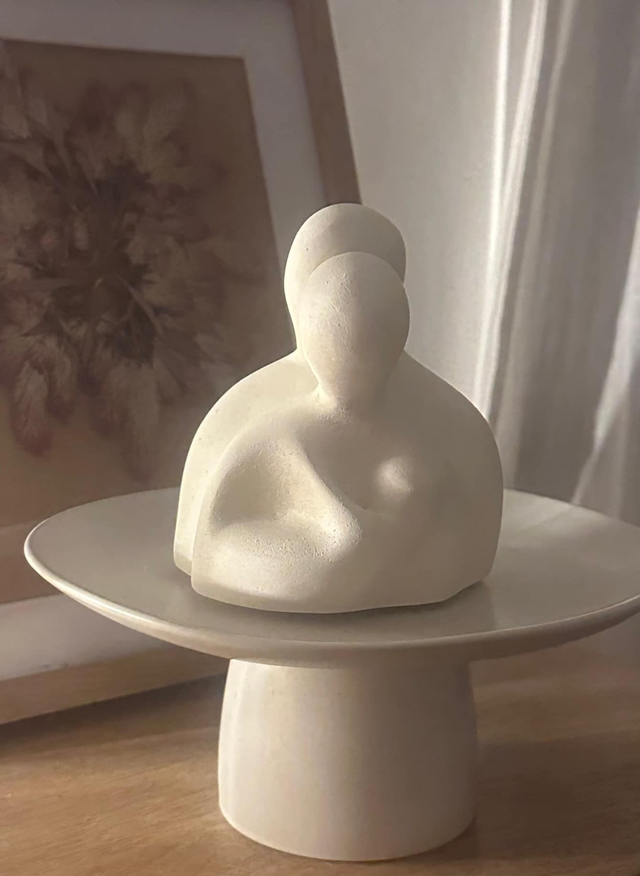 Statuette artisanale en matière minérale, Couple &amp; bébé