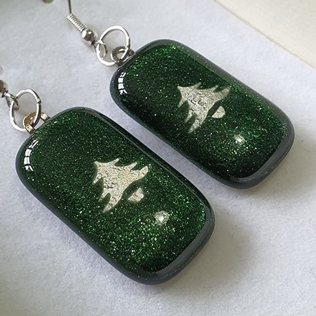 Green sparkly dangly earrings with silver xmas tree design e59