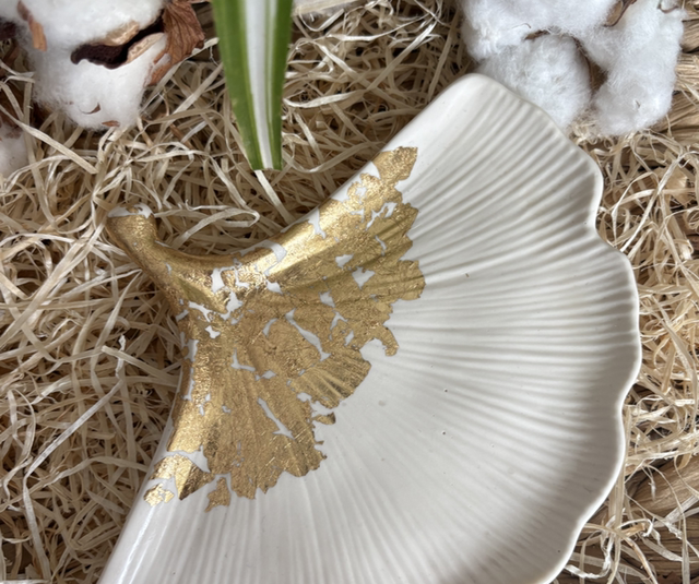 Plateau Ginkgo en Jesmonite : blanc + feuille d’or 