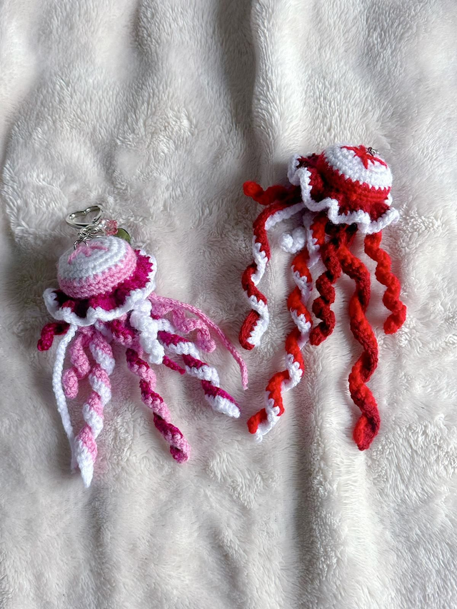 Bijou de sac Méduse rose au crochet