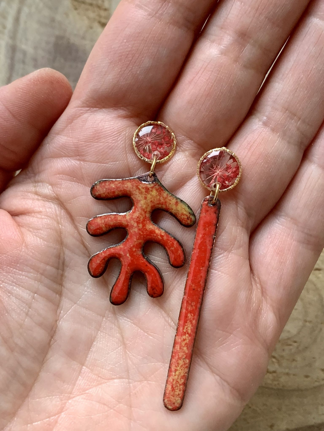 Pièces uniques : boucles d'oreilles en émail et fleurs séchées