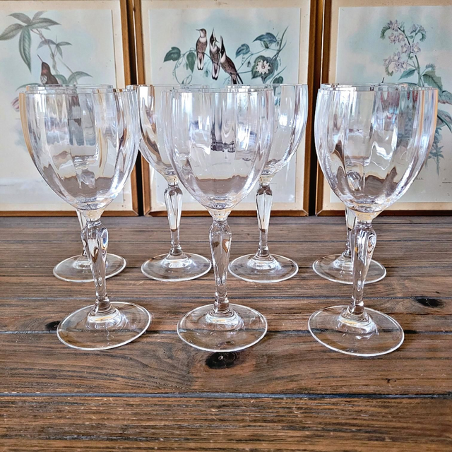 Verres à vin ou eau en cristal, stries verticales et pied travaillé