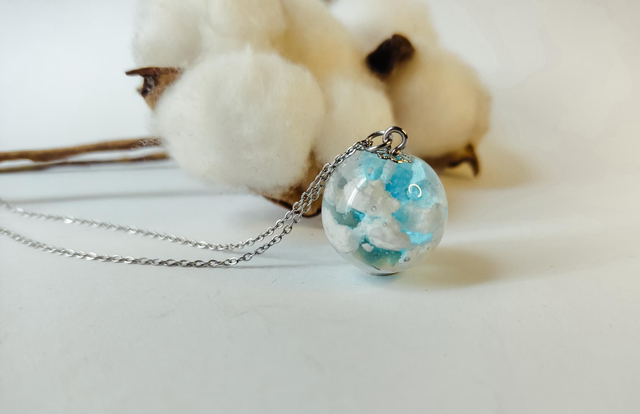 Colgante de resina de cielo azul 