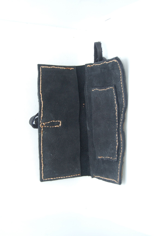 Blague à Tabac Cuir Noir Gravé | Pochette Tabac Roulé Artisanale | Motif Fantastique Original | Cadeau Fumeur Unique