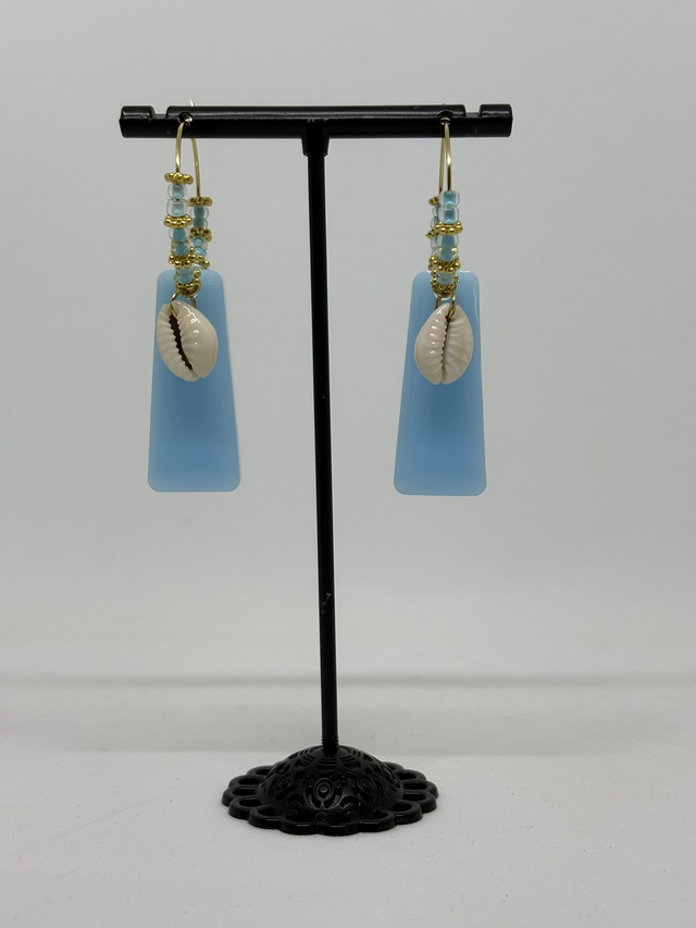 💙 Boucles d’oreilles créoles bleu pastel & coquillage – Réf : 788