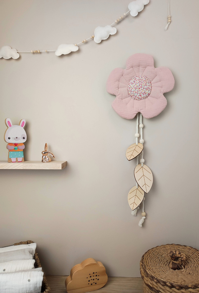 Déco murale fleur : rose pâle avec cœur liberty