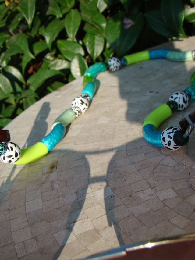 Attache lunettes en perles tubes incurvées Neele Hare