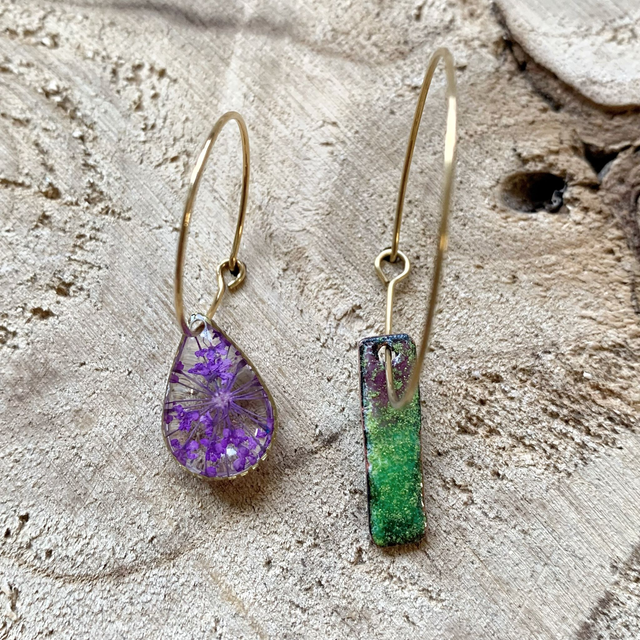 Funky Pop : boucles d'oreilles asymétriques (dorées) - Pièce Unique