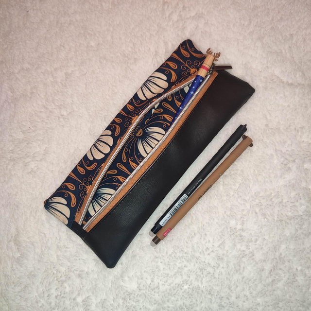 Trousses plate noire arabesques