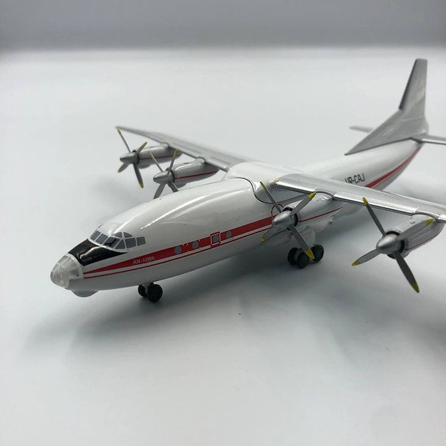Antonov An-12 Meridian 1/200 old livery 2 Registrationen