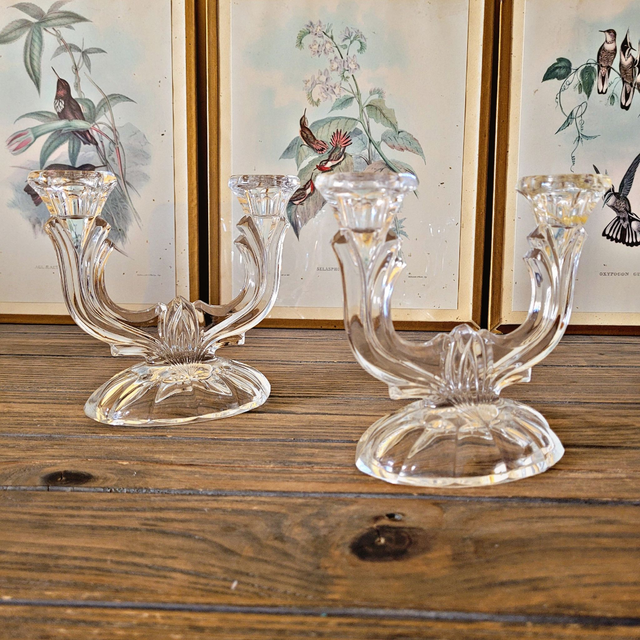 X Bougeoirs / chandeliers en verre à deux bras (lot de 2)