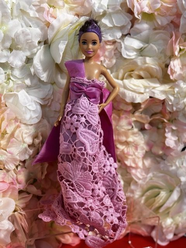 Poupée – Robe rose en dentelle papillon et fleur - Fait main