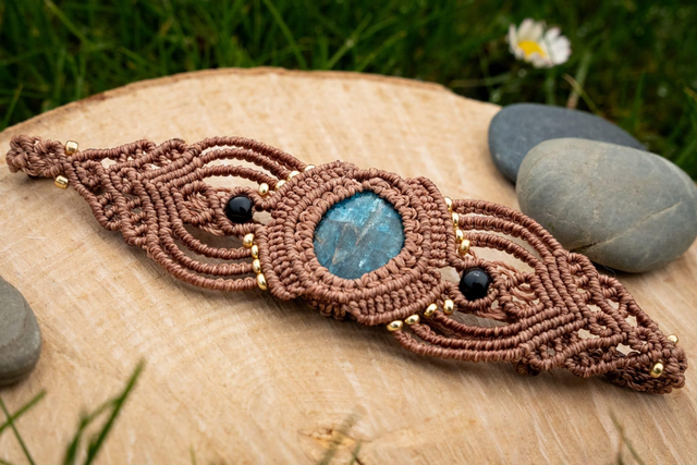 Manchette en micro-macramé et pierre Apatite 