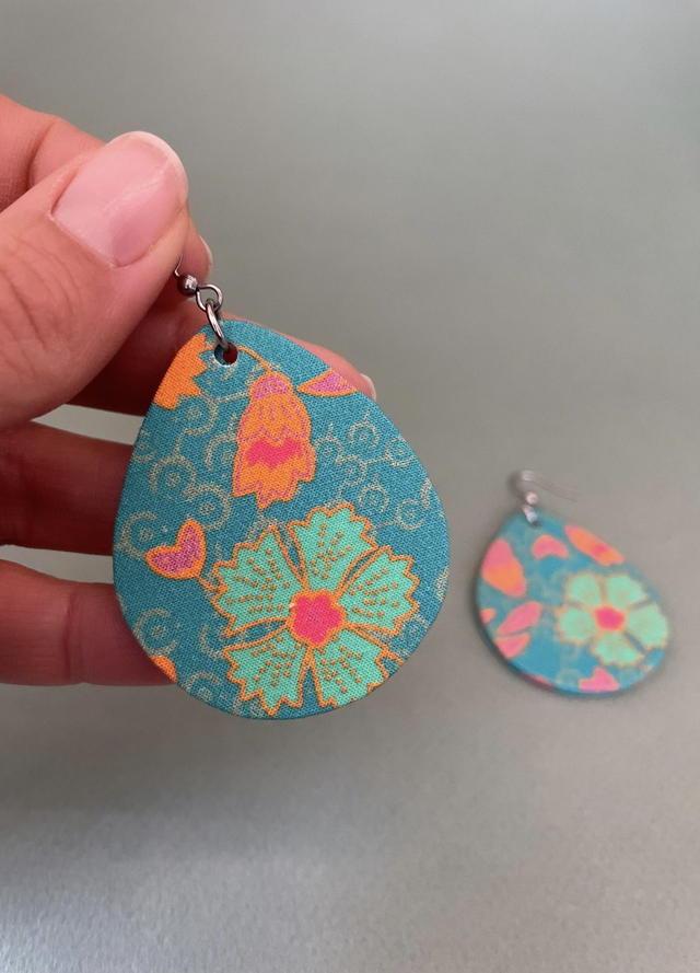 Boucles d'oreilles carton et tissu forme grandes gouttes, collection " indie turquoise " - fond turquoise et motifs fleuris bleu, orange et rose