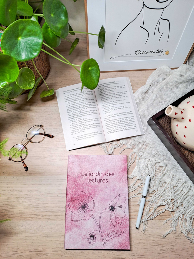 Le jardin des lectures aux hellébores roses