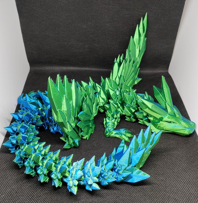 Dragon cristal avec des ailes