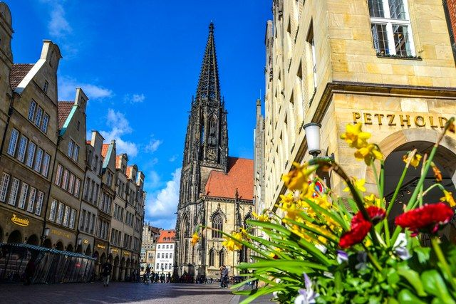 St. Lamberti mit Frühlingsblumen