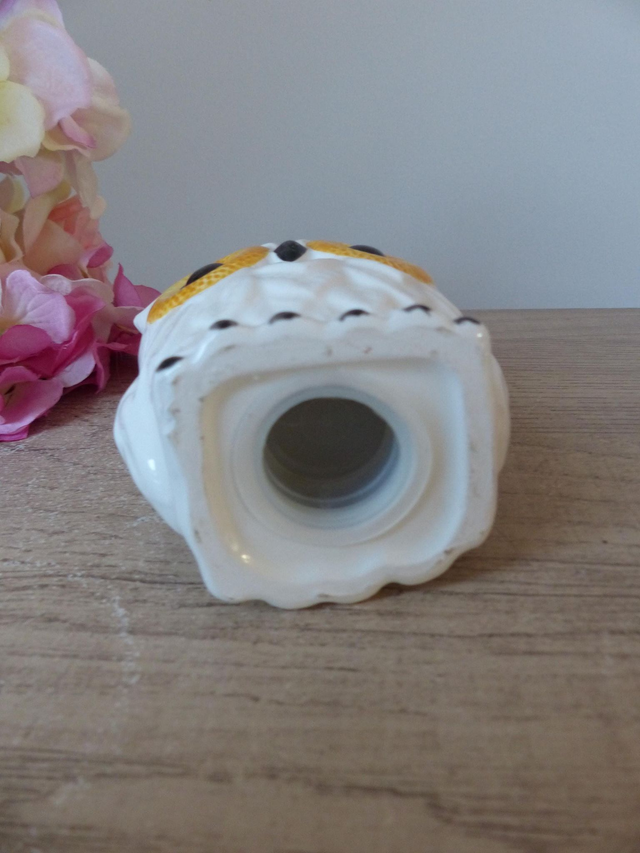 Tirelire hibou en céramique blanche et jaune – Tirelire vintage pour enfant ou décoration intérieure, symbole de chance et d’épargne