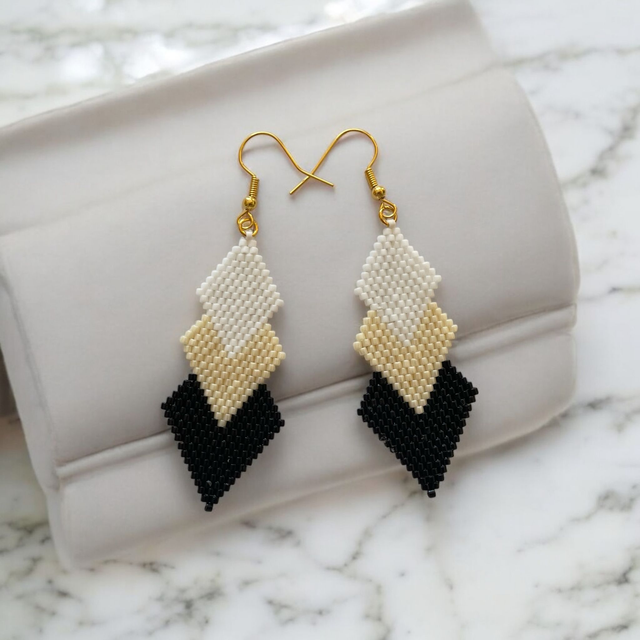 Boucles d'oreilles trio de losanges blanc, crème et noir