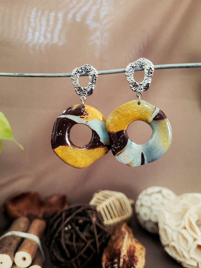 Boucles d’oreilles assorties collier en argile polymère résinée