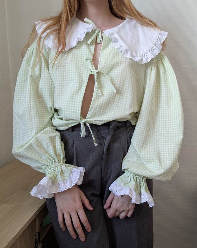 Blouse à grand col claudine