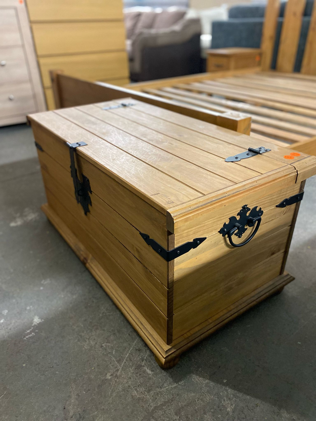 Storage chest #U1233